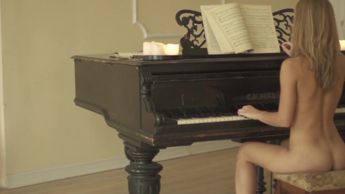 Ню с музыкальными инструментами