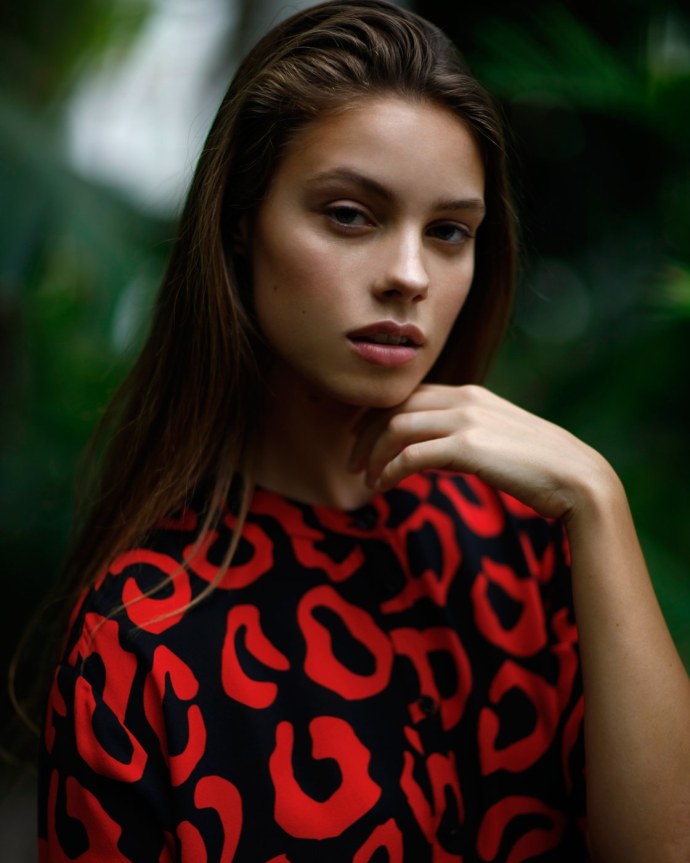 Скрыть неровности стен декором