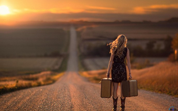 Девушка на дороге