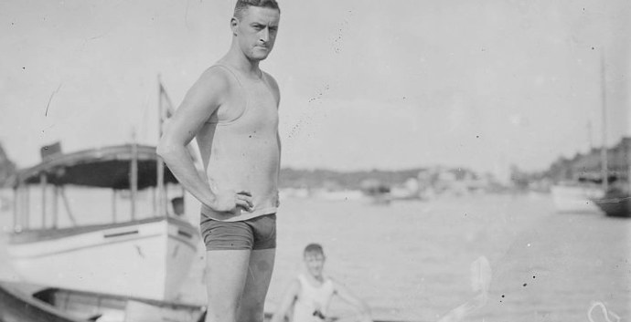 Голые волосатые женщины и мужчины на пляже