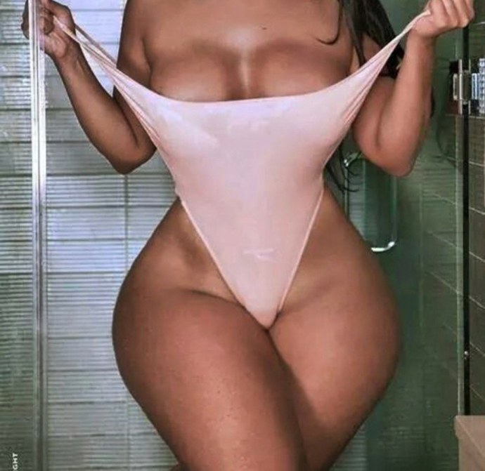 Голые широкобедрые дамы