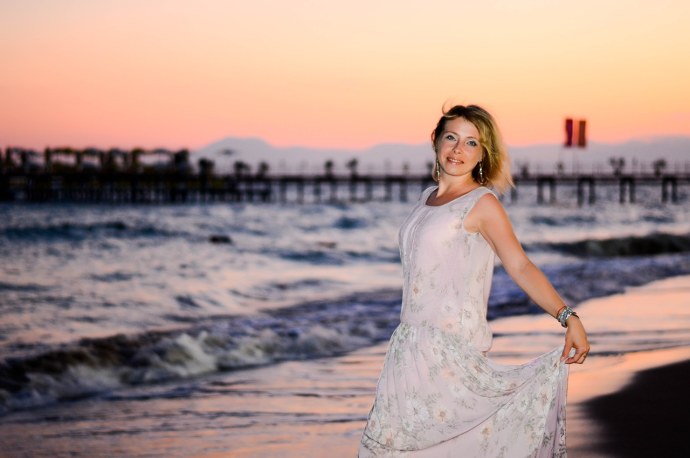 Красивая армянка в национальном костюме