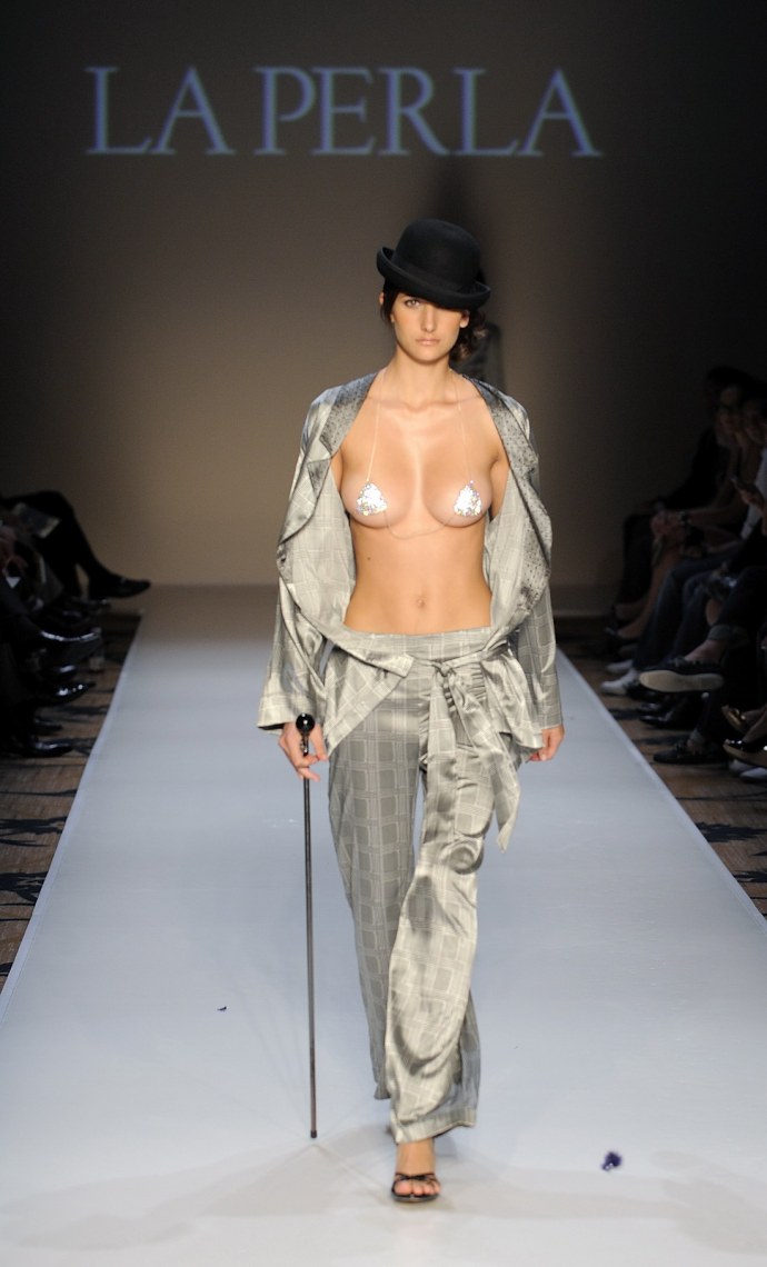 Вечернее платье с голой грудью