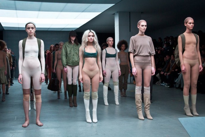 Голые манекенщицы на подиуме