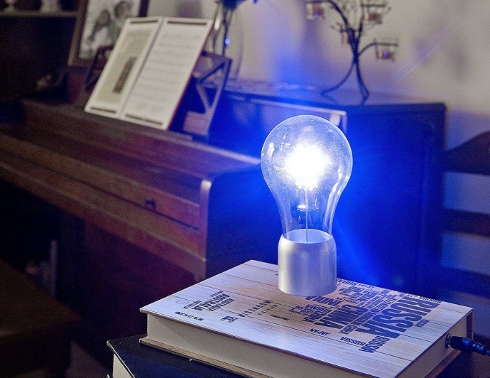 Как вкрутить лампочку в патрон