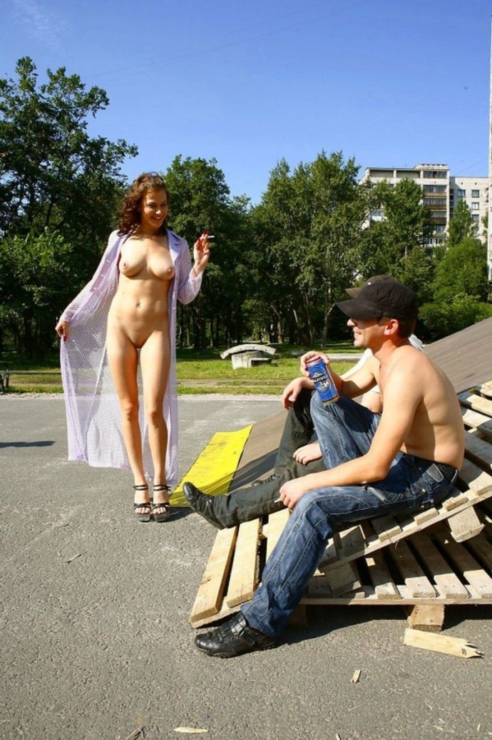 Девушки раздеваются на улице