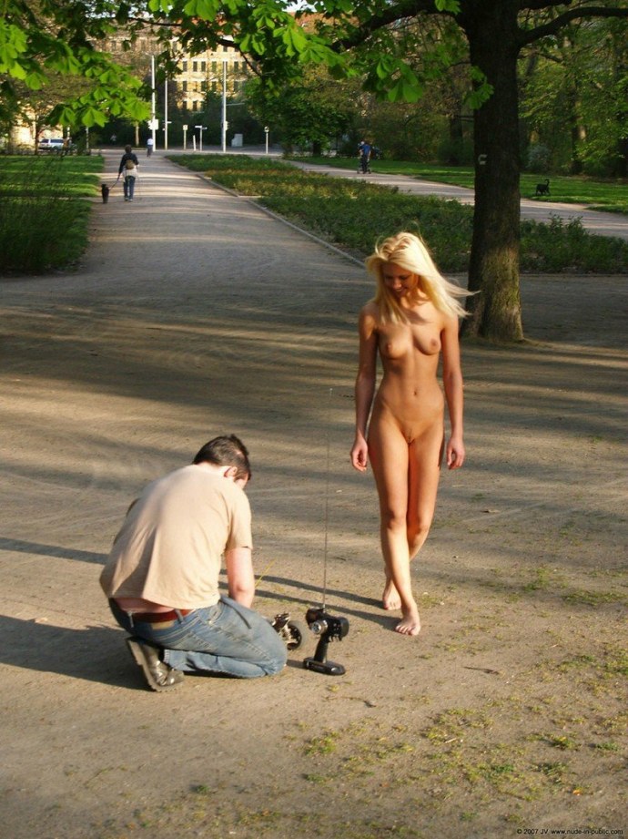 Голые девки ходят по улице