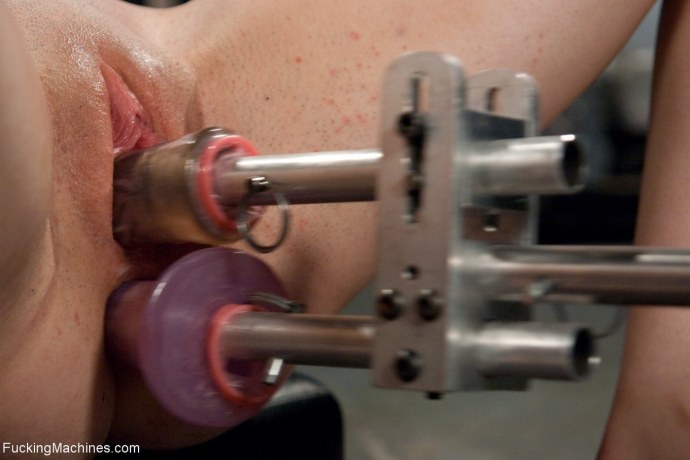 Девушка кончает от сексмашины