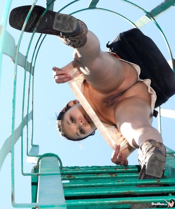 Без трусов под юбкой подсмотренное