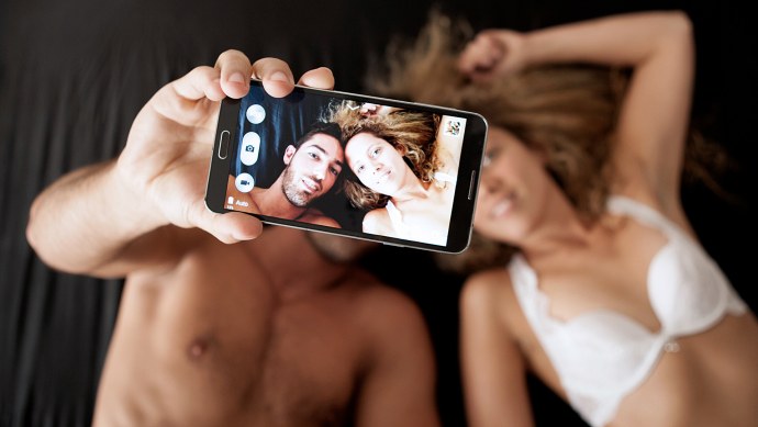 Пара делает селфи