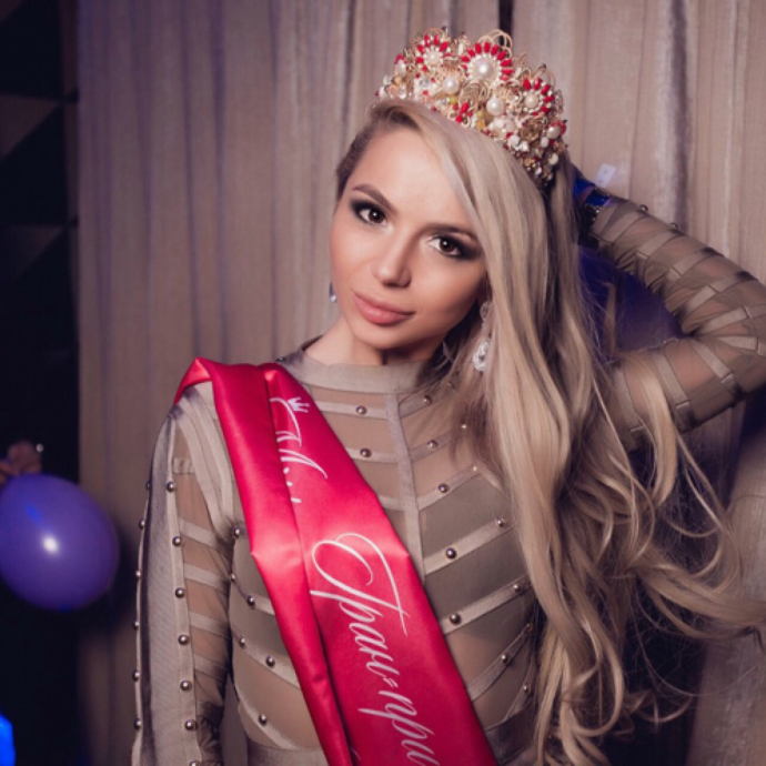 Голая телеведущая Арина Шарапова