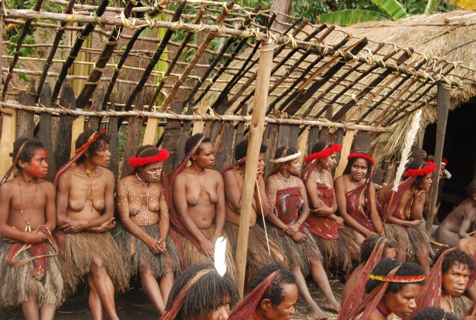 Остров Папуа голые женщины
