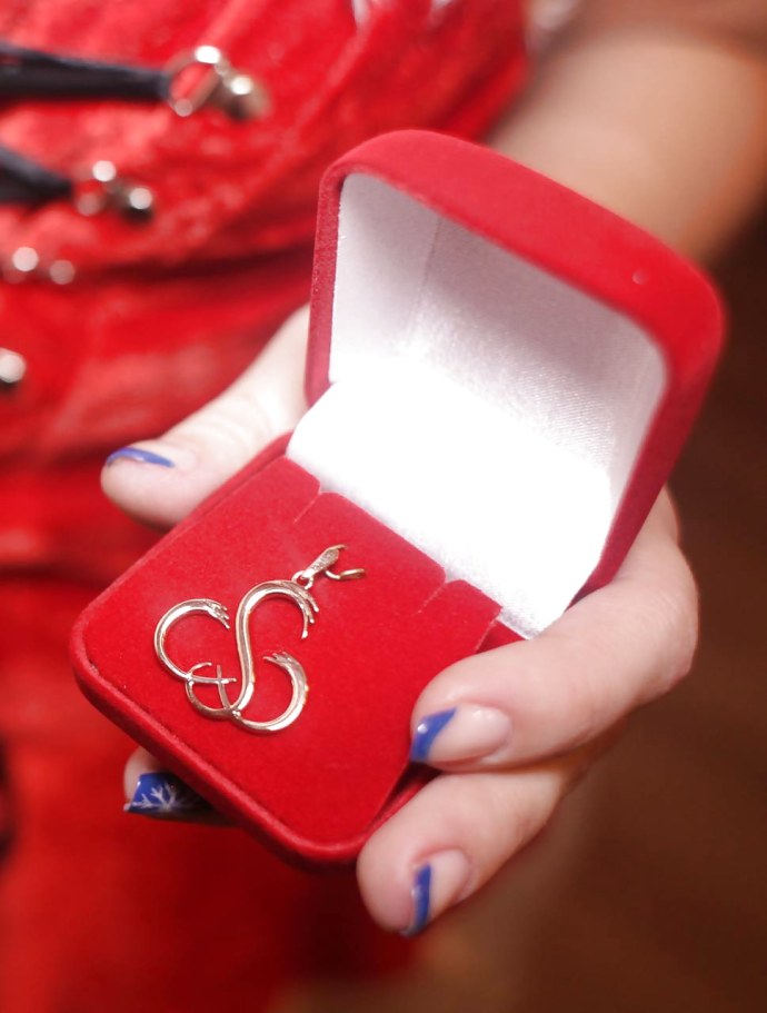 Олень живой