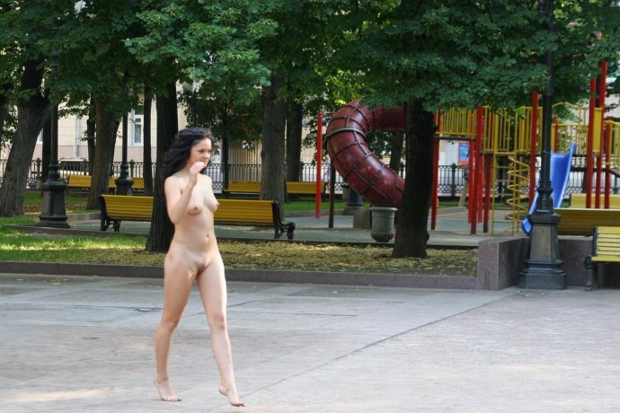 Девушка голосует на дороге ню