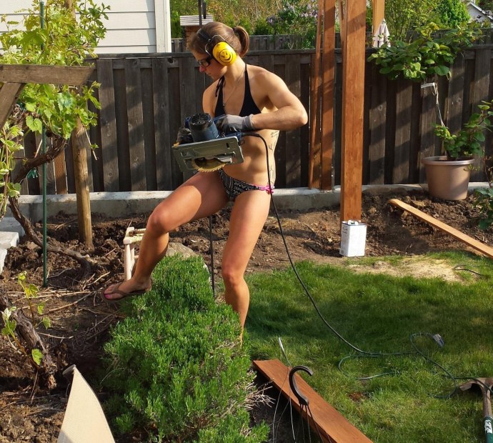 Красивые голые женщины на даче