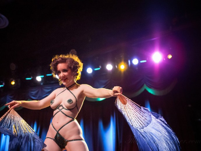 Голые бабы в маскарадных костюмах