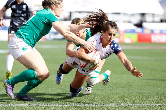 Голое регби мужчины против женщин