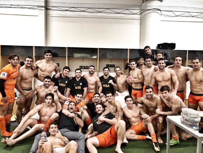 Голые регбисты в раздевалке