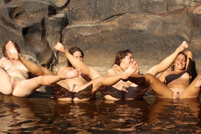 Голые волосатые парни на пляже