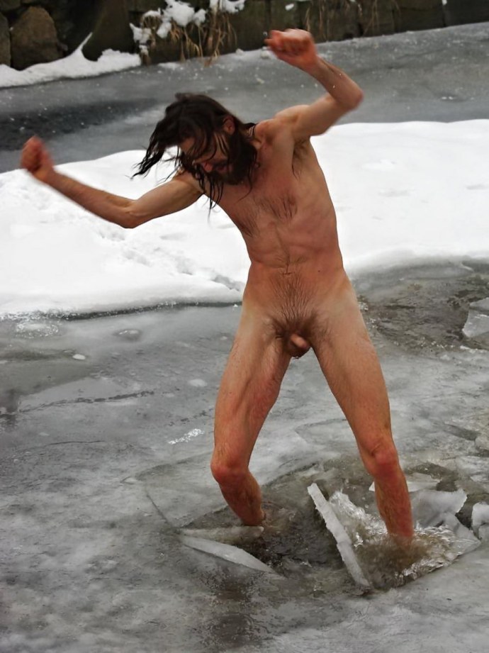 Парни купаются без трусов