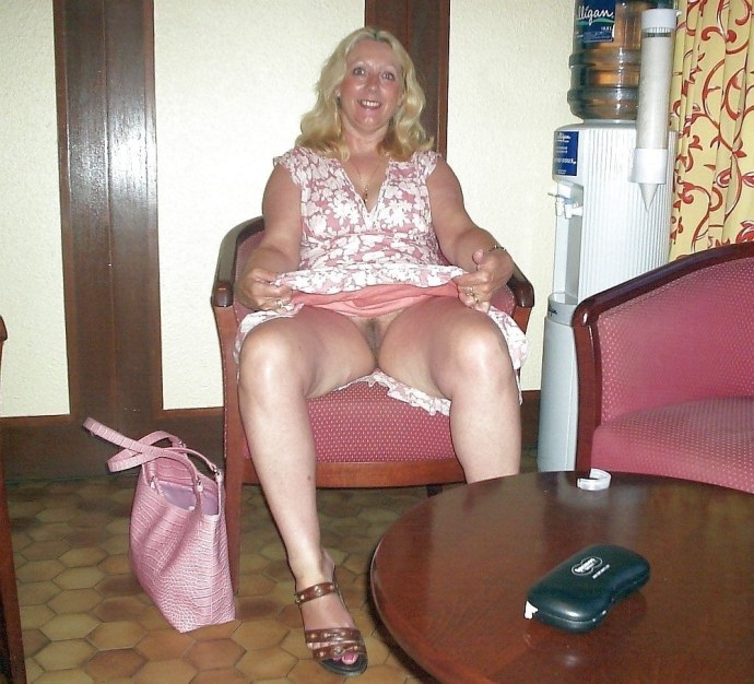 Дамы в возрасте без трусов