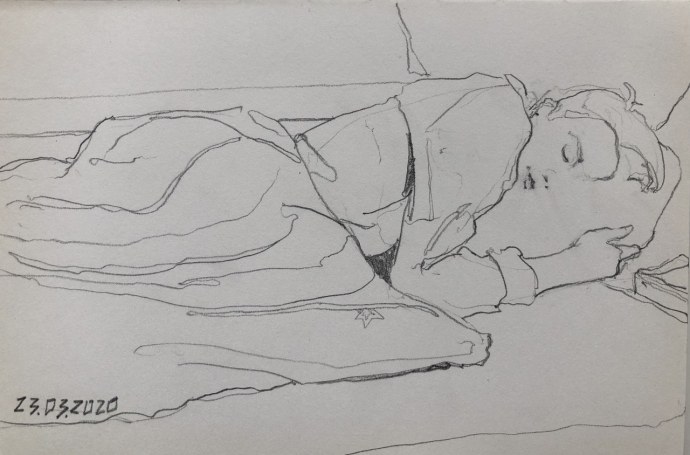 Женщина обнимает спящего мужчину