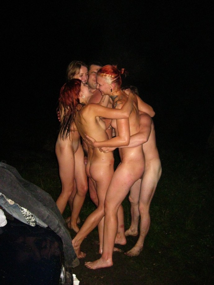 Компания друзей голышом