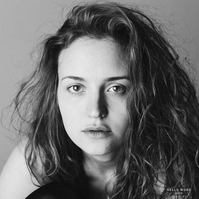 Силуэты беременная женщина с ребенком на руках