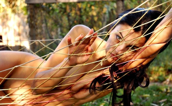 Девушки без трусов в гамаке