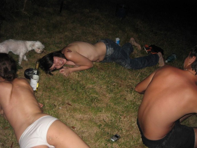 Порно-ебля пьяных бездомных баб