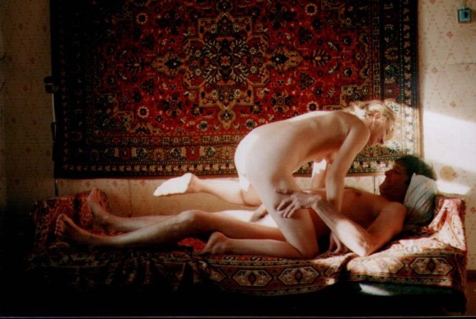 Голые женщины на фоне ковров