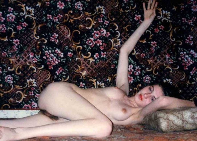 Студентка голая на фоне ковра