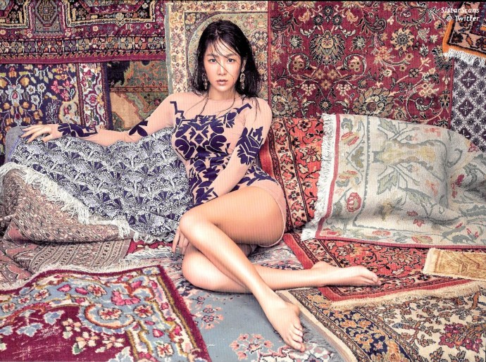 Домашний стриптиз на фоне ковра