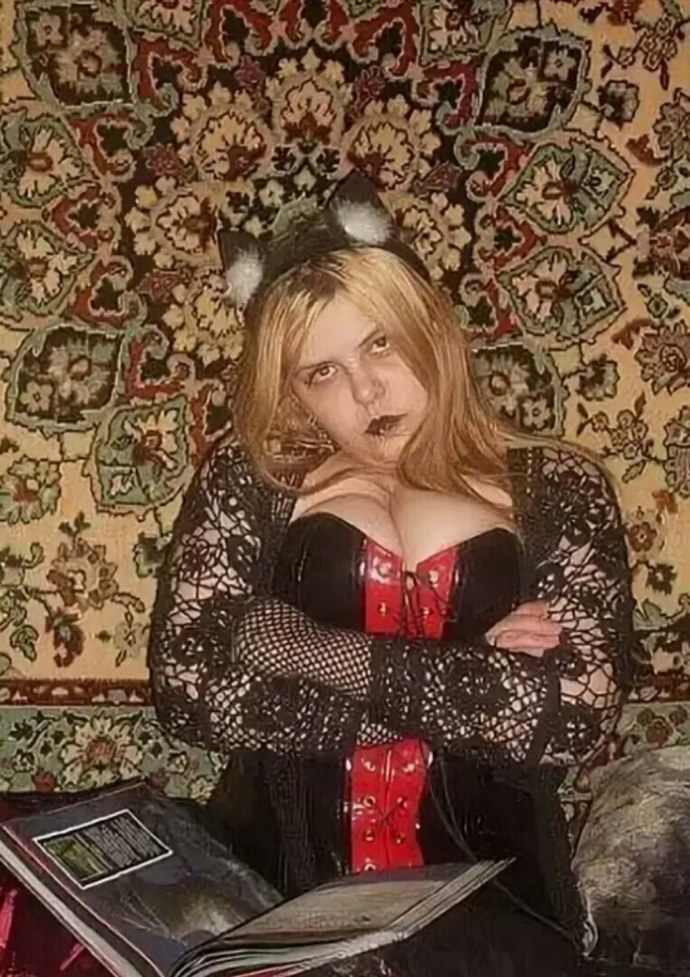 Ирина на фоне ковра голая