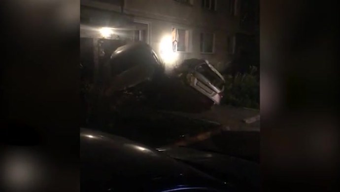 Likee обои чёрный