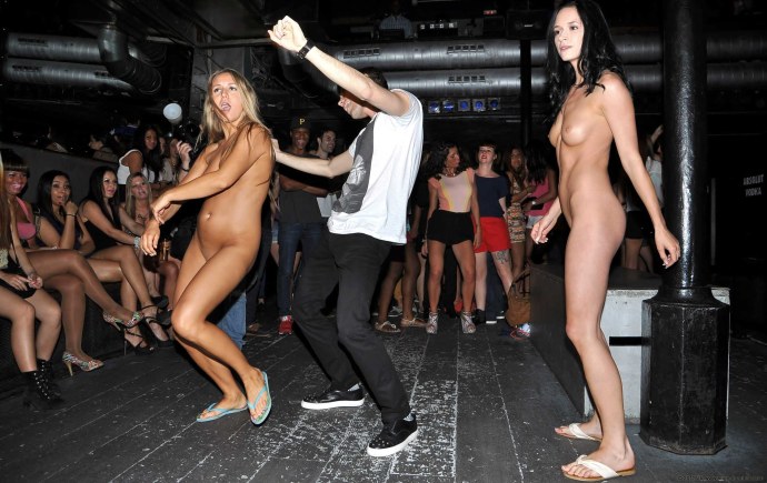 Голые девки в ночных клубах