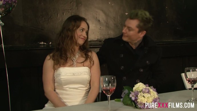 Голая жена после свадьбы