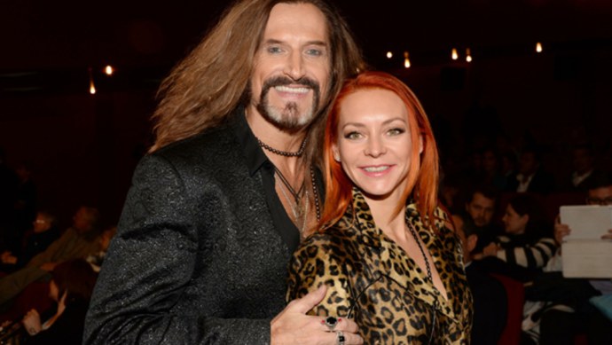 Голые женщины с грязными стопами