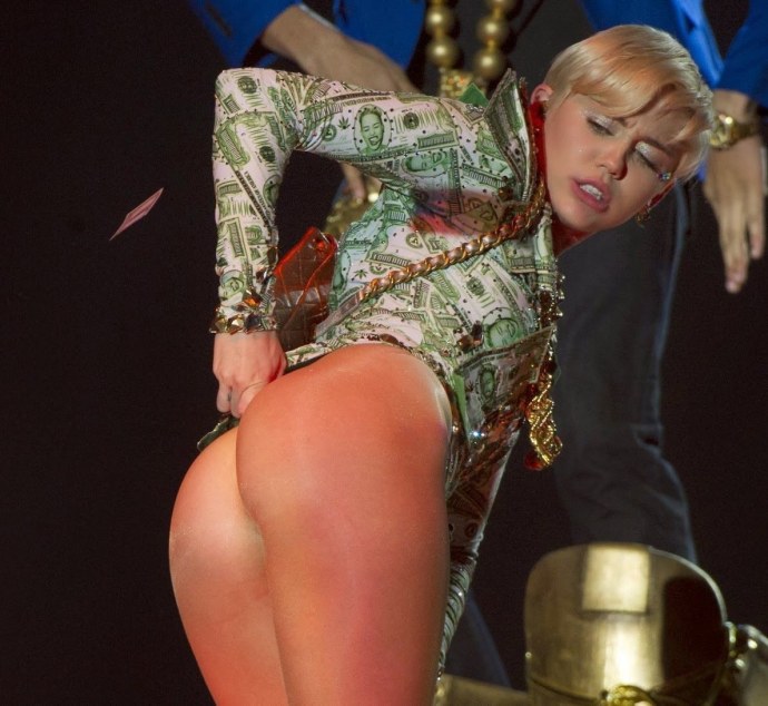 Майли Сайрус без трусов