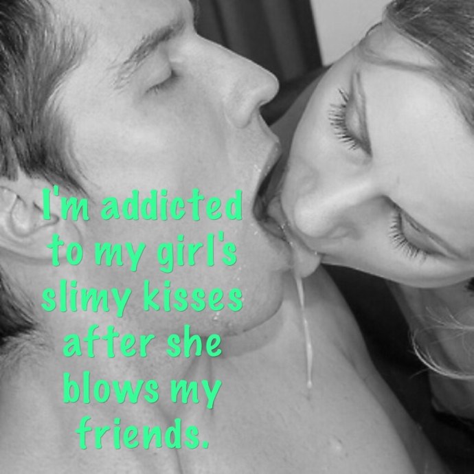 Молодому парню кончают в рот