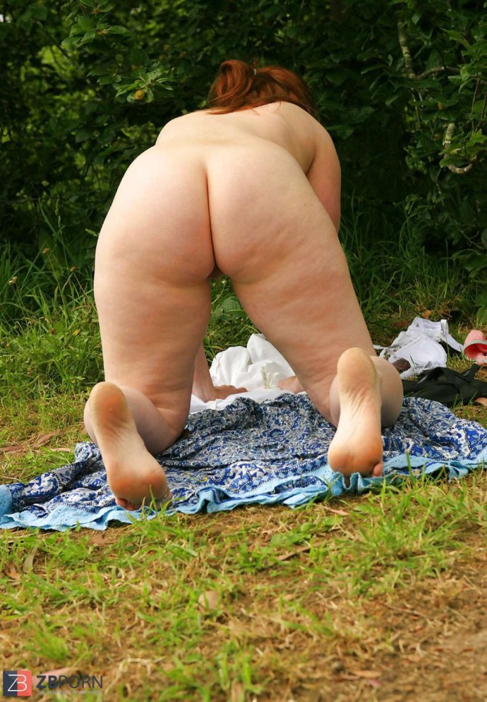 Зрелые на природе без трусов