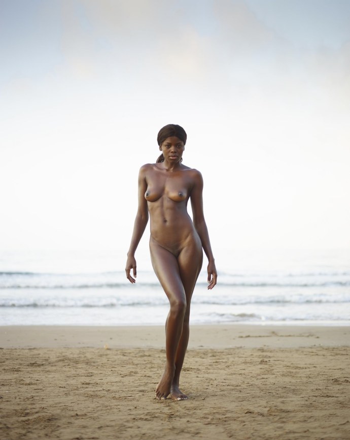 Две голые женщины на пляже