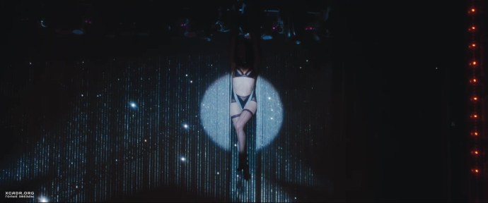 Школьница танцует в перископе