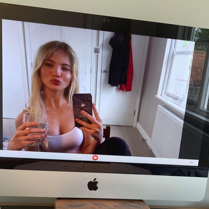 Девушка перед ноутбуком