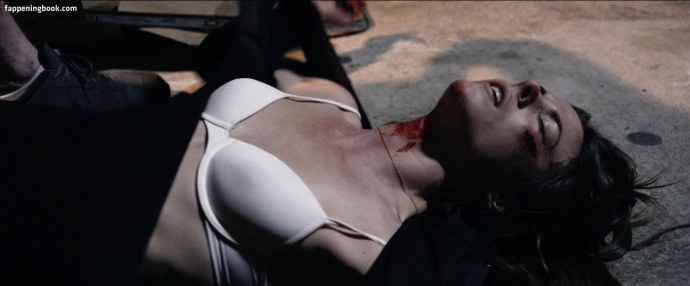 Я плюю на ваши могилы голая Сара