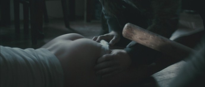 Я плюю на ваши могилы голая Сара