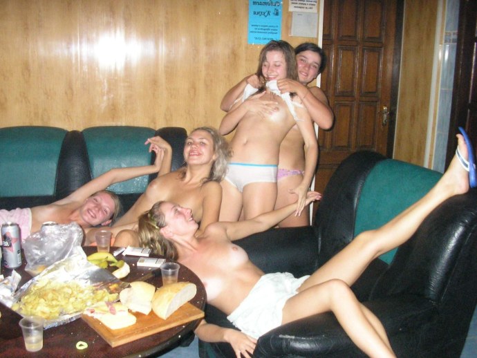 Голые пьяные девки в сауне