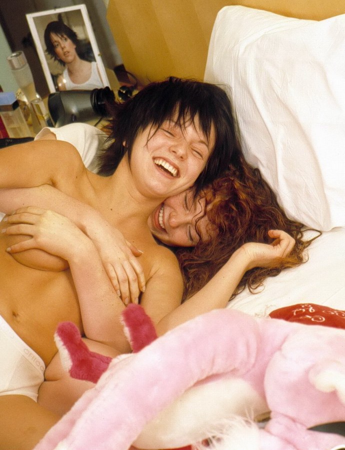 Юля Волкова и Лена Катина на сцене