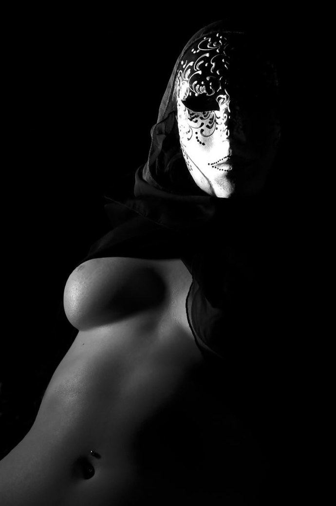 Эротичная девушка в маске