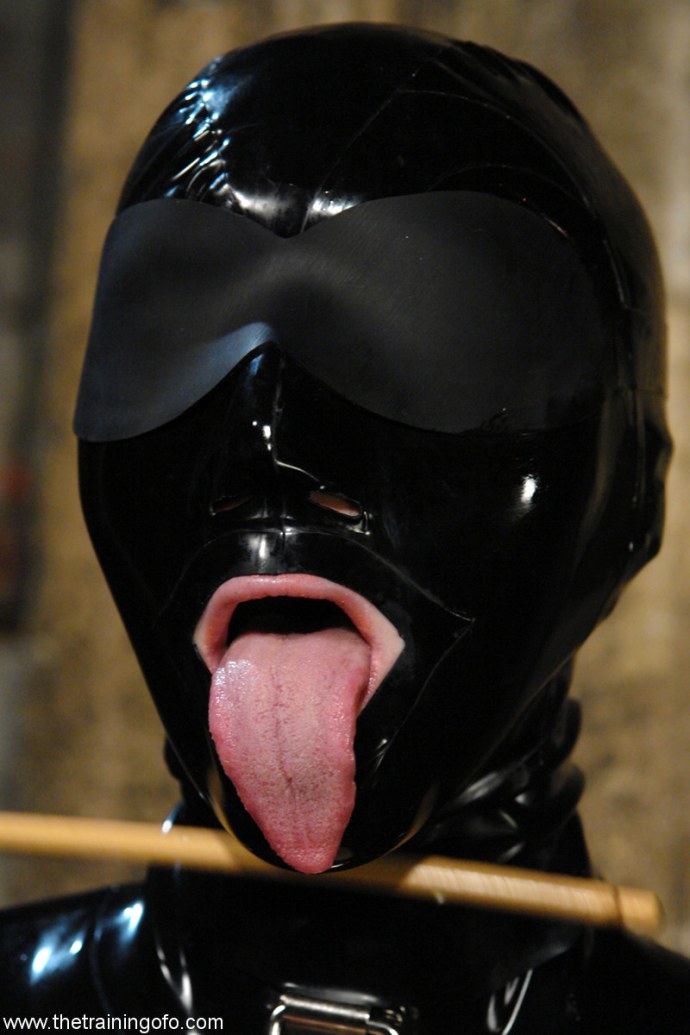 Рабыня в латексной маске